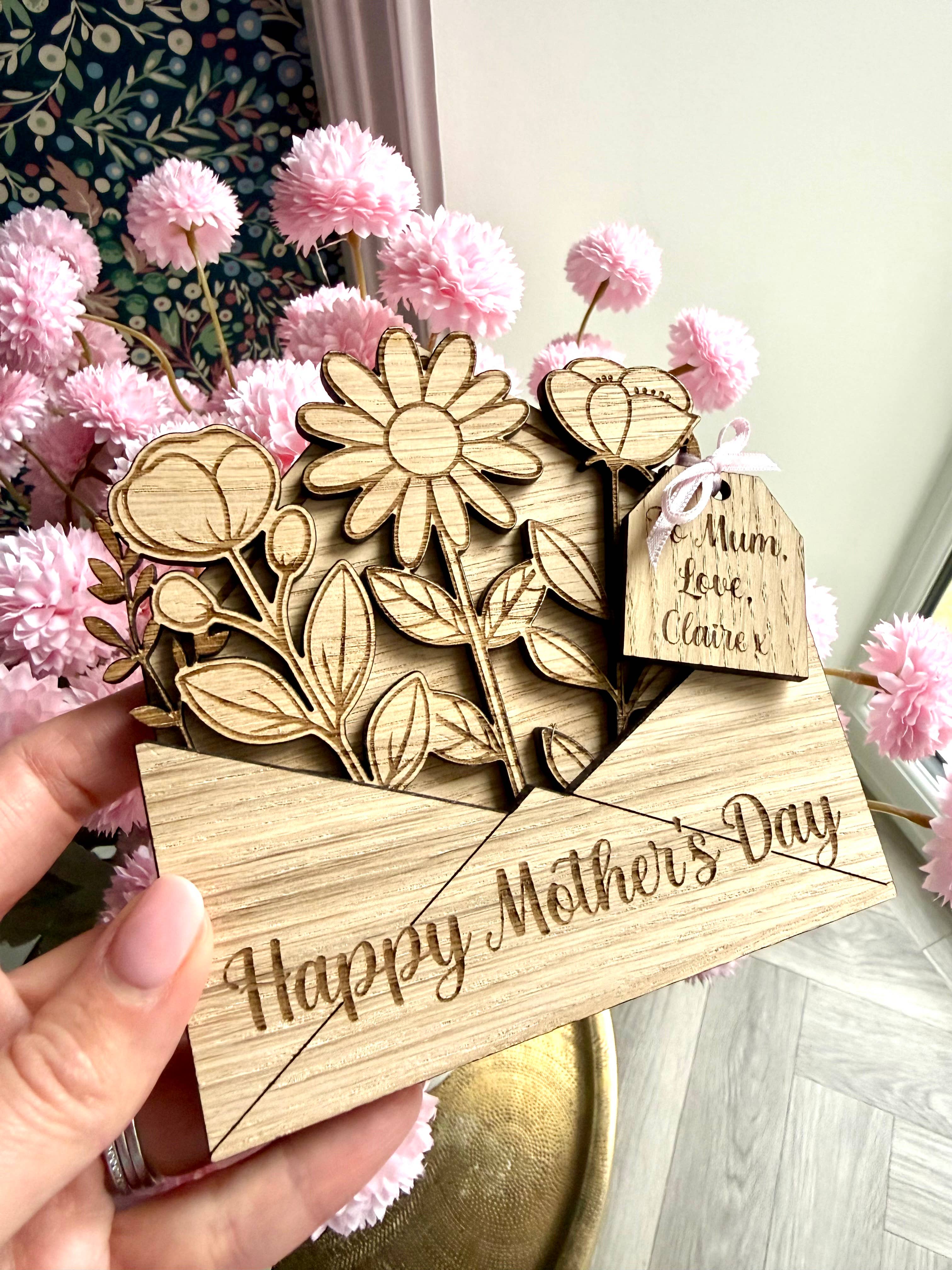 Personalised wooden Mothers day card with ‘Happy Mother’s day’ laser engraved on the front and a wooden gift tag with personalised gift details. 