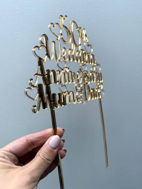 Side view of the gold mirror golden wedding cake topper catching the light